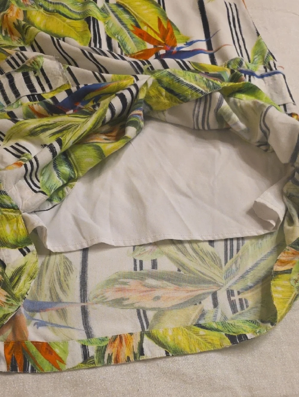 Luigi Bertolli Weekend ViscoseTropical Leaf Pocket Mini Dress in White and Green - Picture 15 of 16
